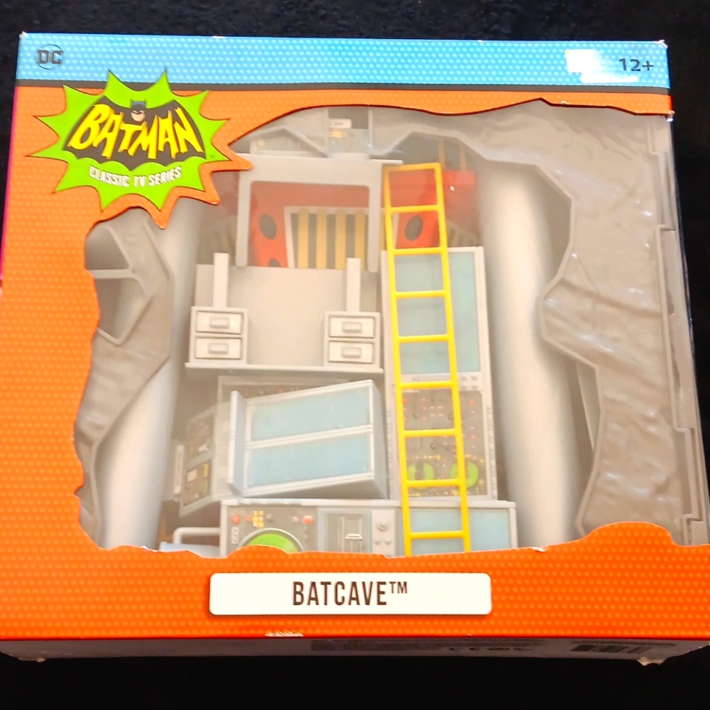 McFarlane Toys•DC Retro BATMAN 66 BATCAVE PLAYSET classic TV series